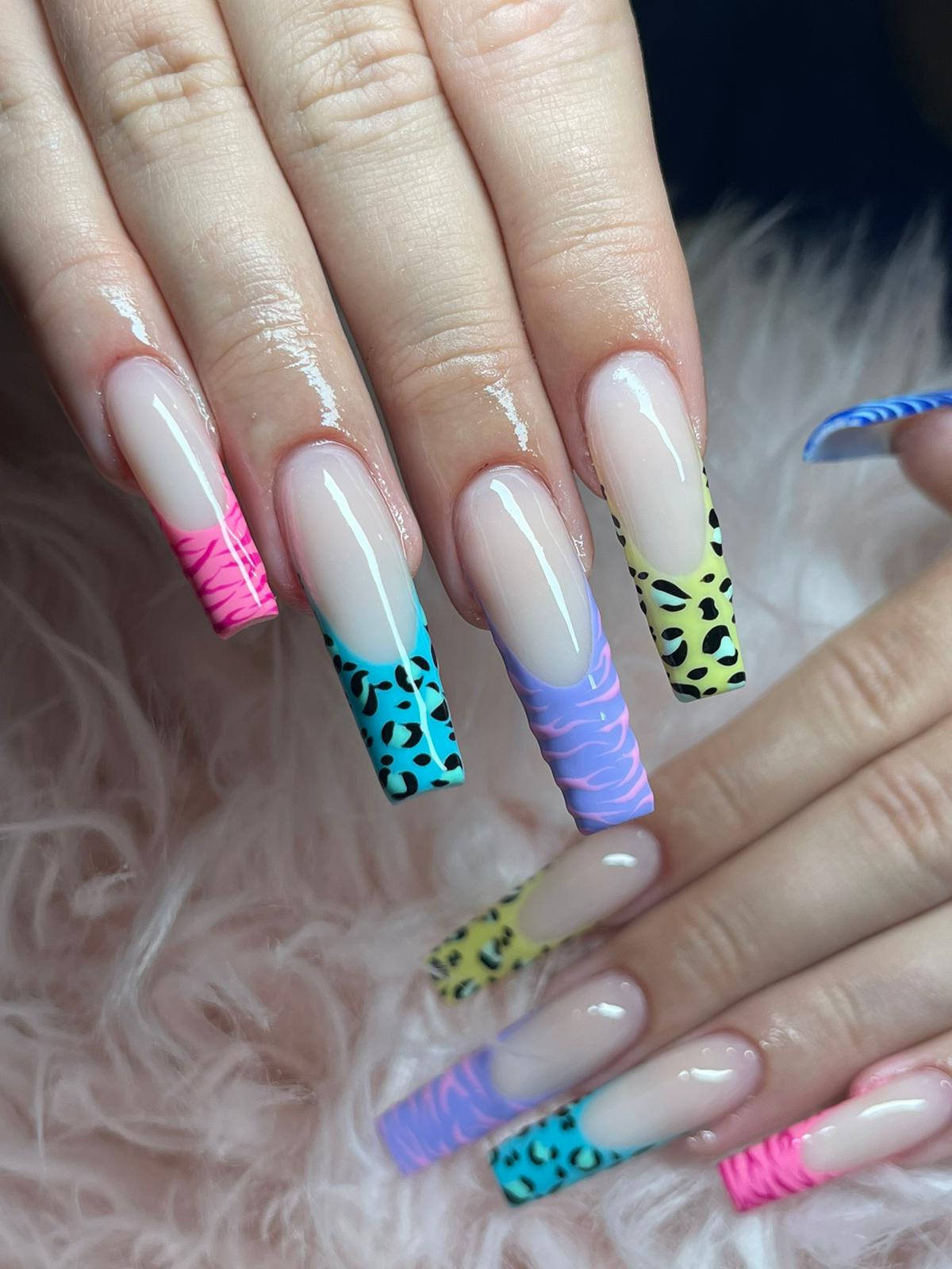 Lange French set met neonroze, blauwe en groene dierenprint op roze bont