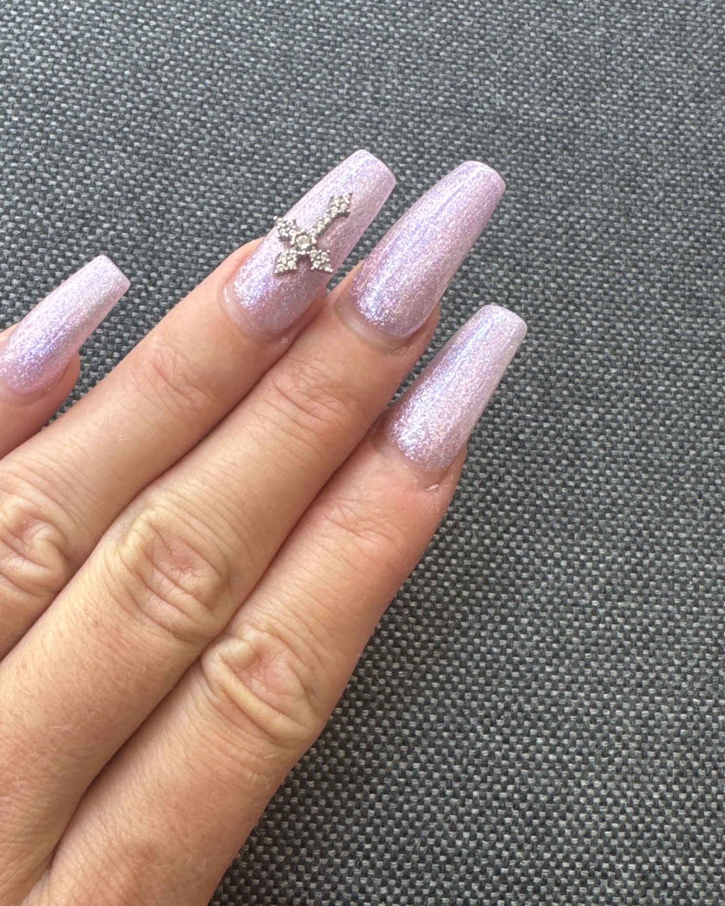 Roze glitter set met een strass-accent op de ringvinger
