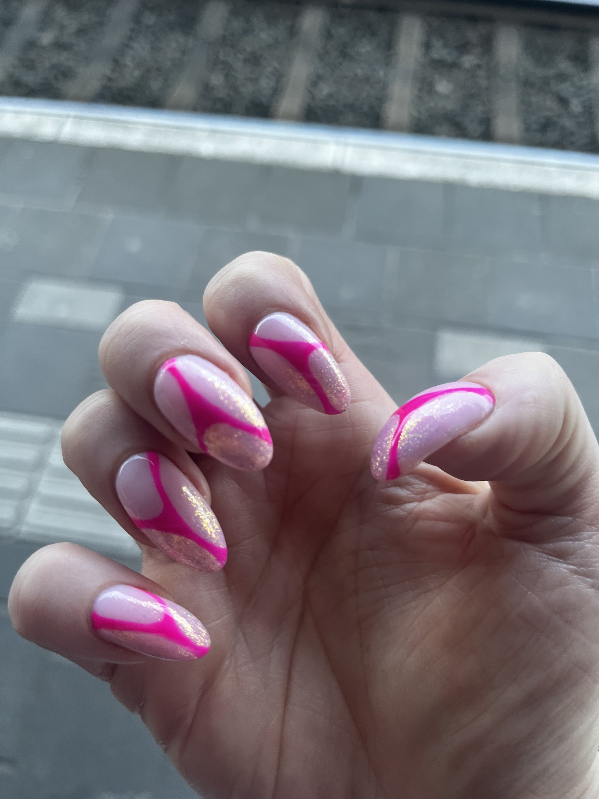Felroze swirl nailart met glitter