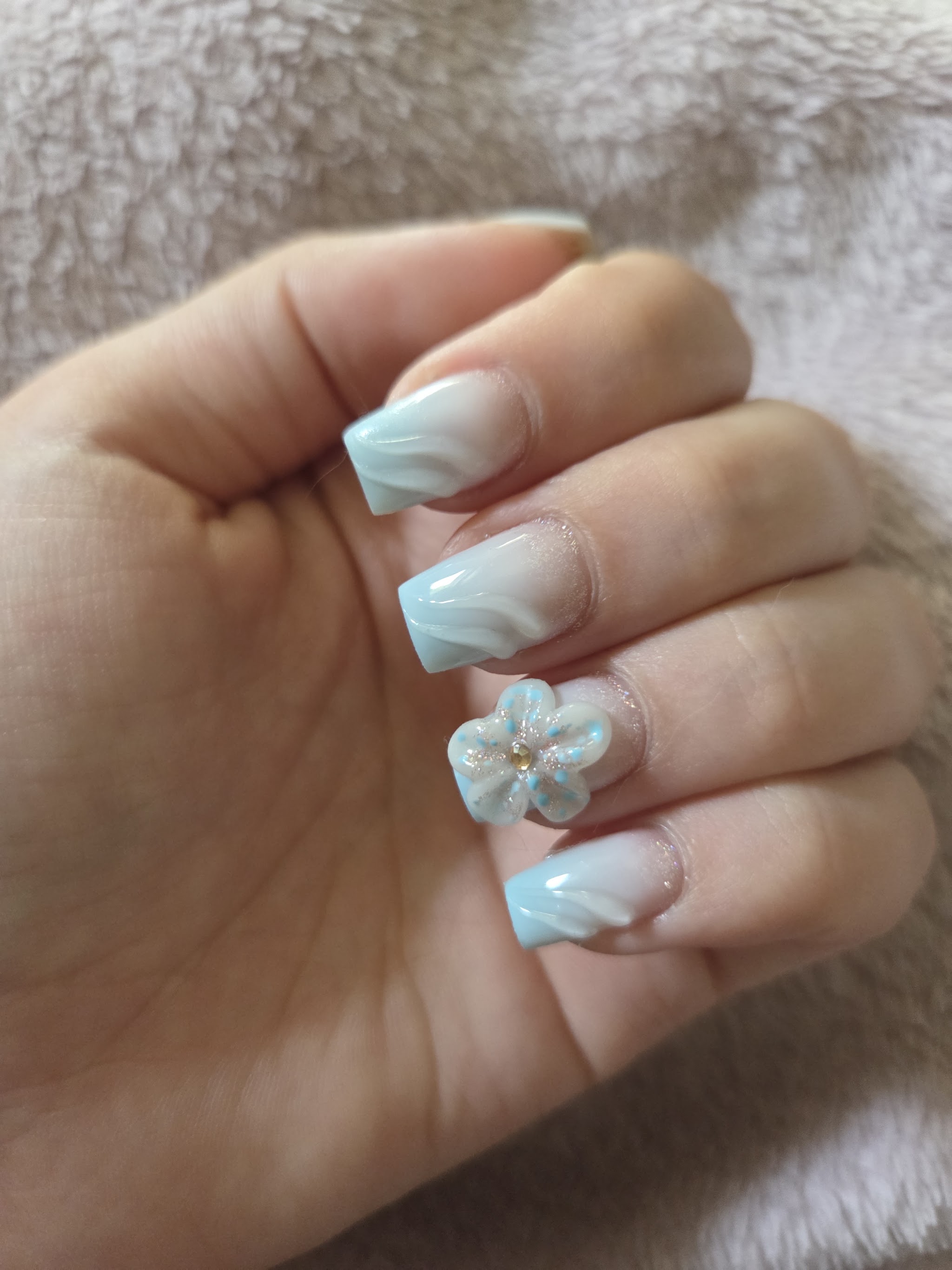 Lichtblauwe ombre set met een 3D-bloem op een zachte deken